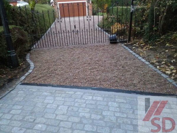 Gravel with granite border in Keynsham, BS31 1DQ