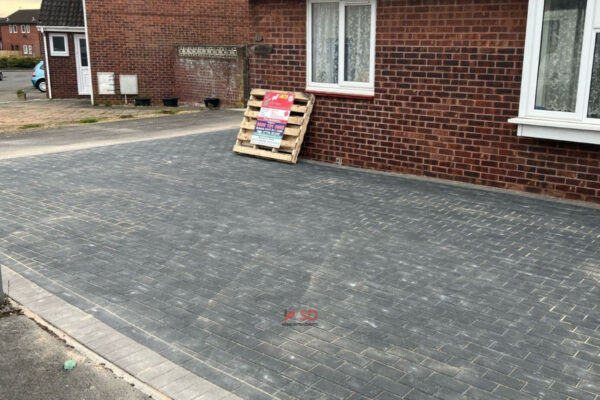 Charcoal Block Paved Driveway In Stretcher Bond In Longwell Green, Bristol (8)